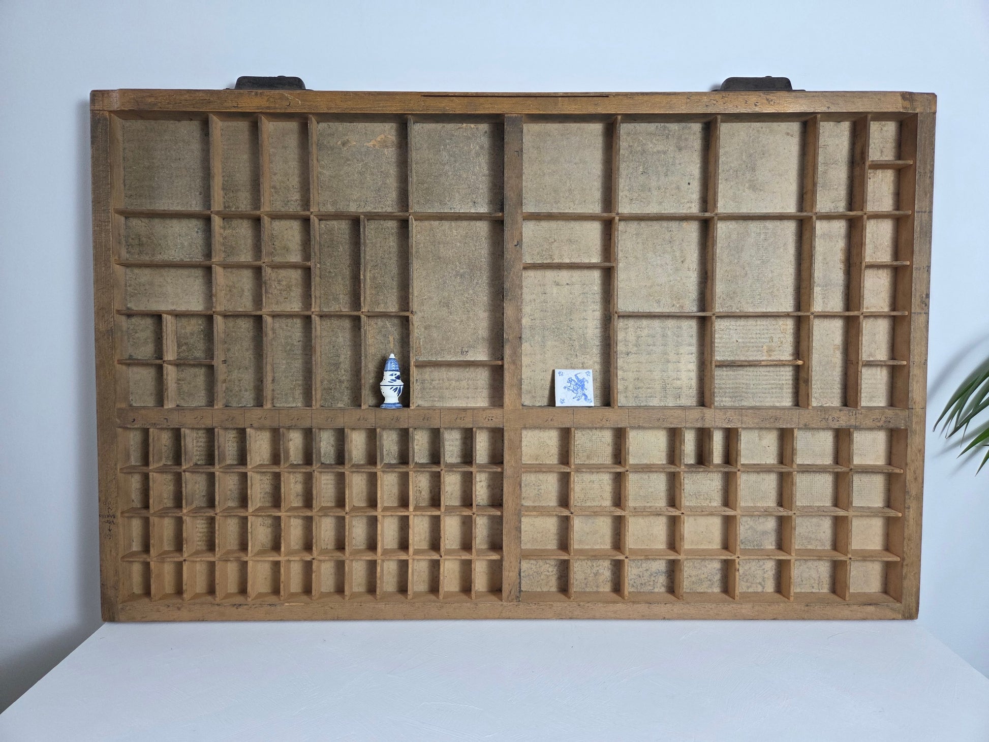 Oude houten lade met vakindeling, gebruikt in drukkerij voor letters en loden type.