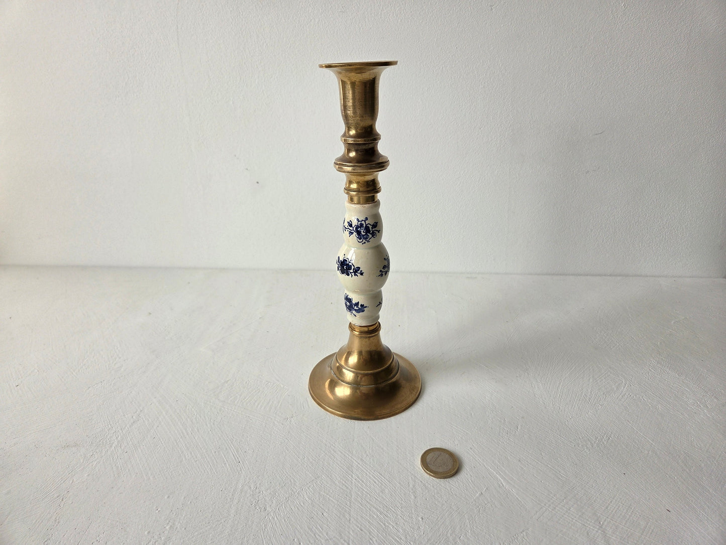 Klassieke messing kandelaar met smalle vorm en decoratieve keramische inzet