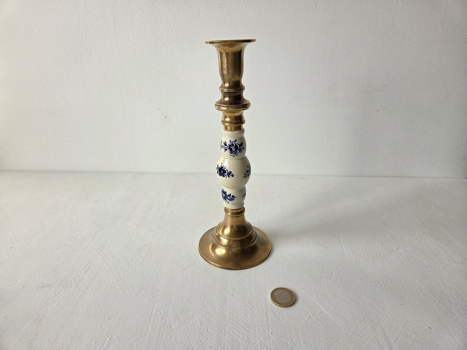 Klassieke messing kandelaar met smalle vorm en decoratieve keramische inzet