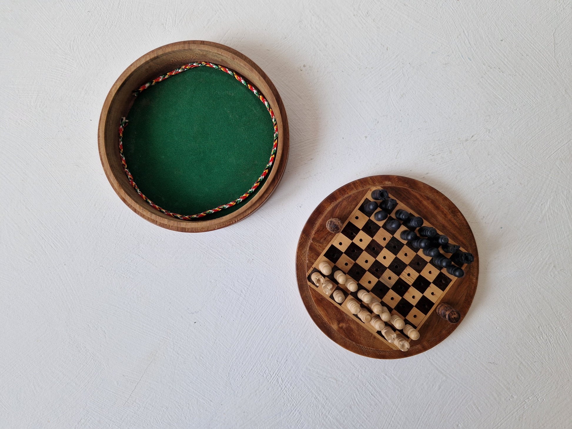 Vintage schaakdoos met complete set kleine stukken reisschaakspel