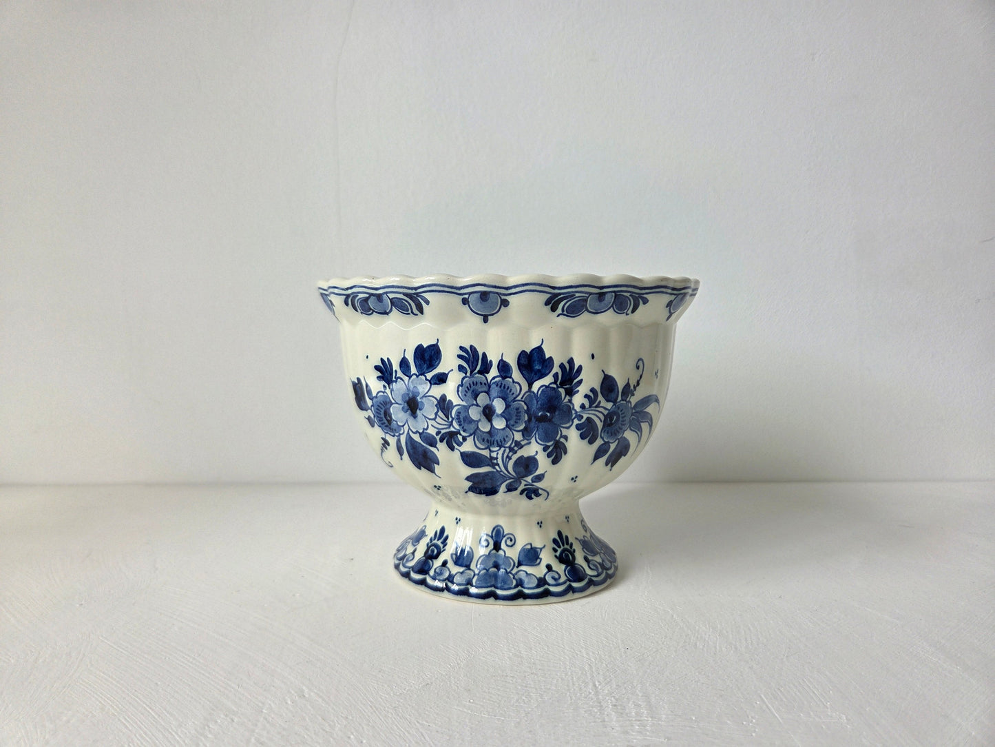wit blauw aardewerk vaasje uit Gouda