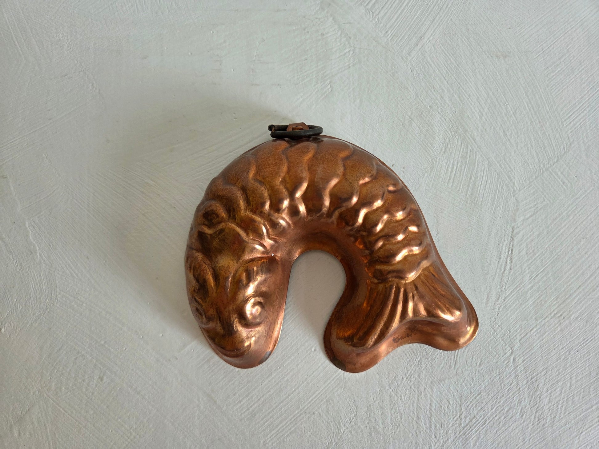 kleine koperen bakvorm visvorm 13 cm gebruikssporen patina