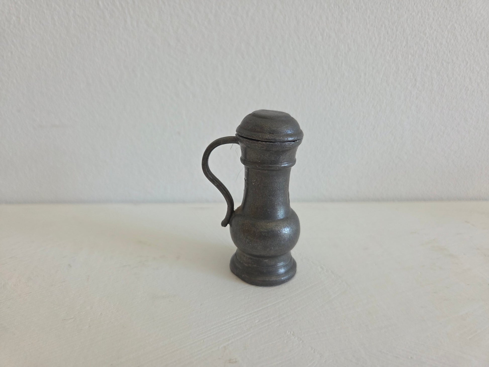 miniatuur tinnen schenkkannetje met deksel