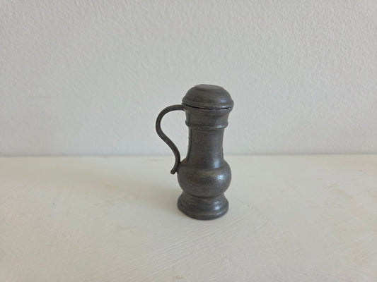 miniatuur tinnen schenkkannetje met deksel