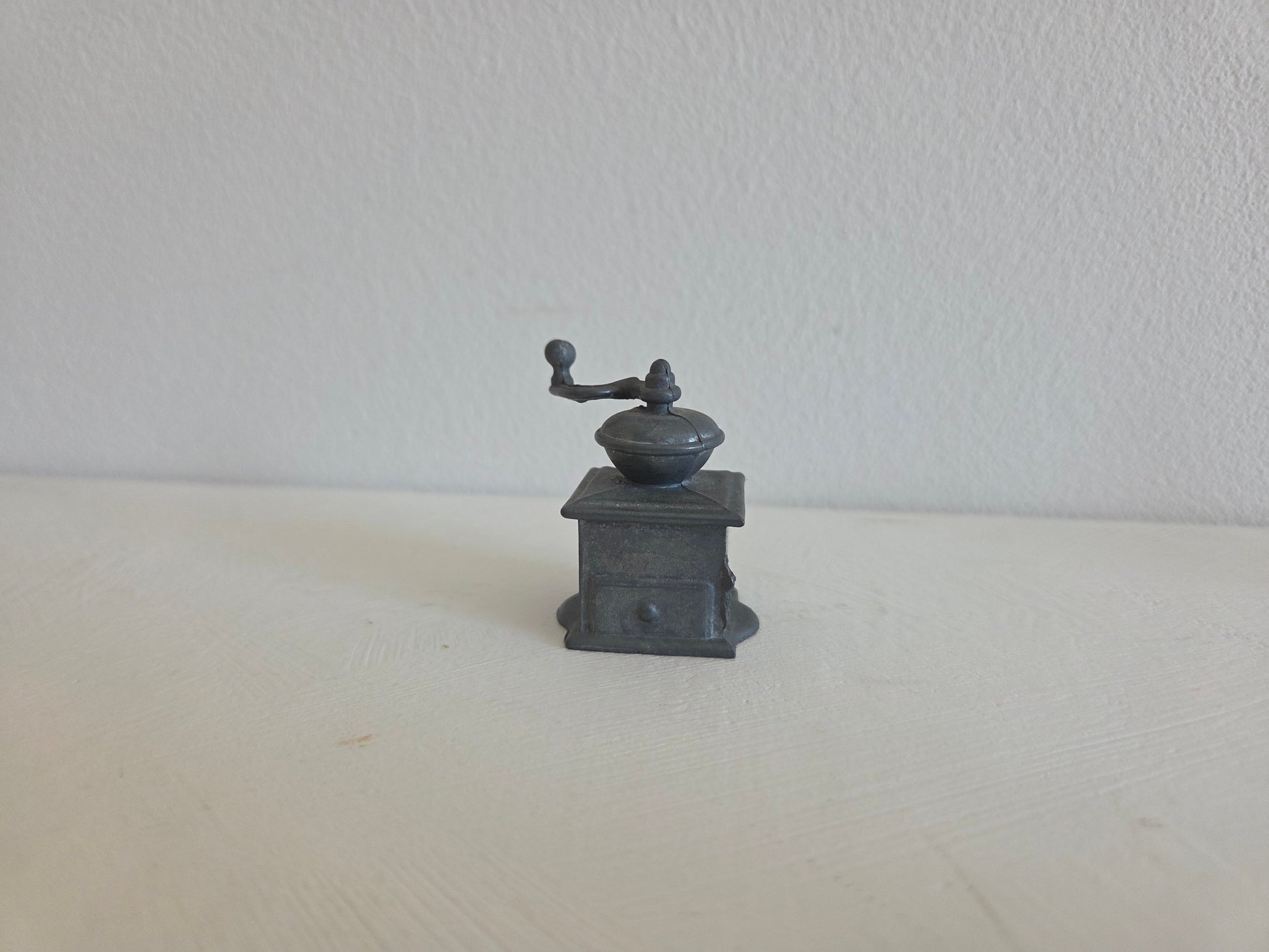 miniatuur tinnen koffiemolen letterbakminiatuur