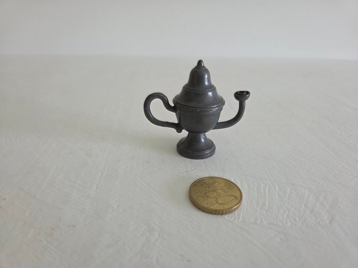 miniatuur tinnen olielampje met deksel