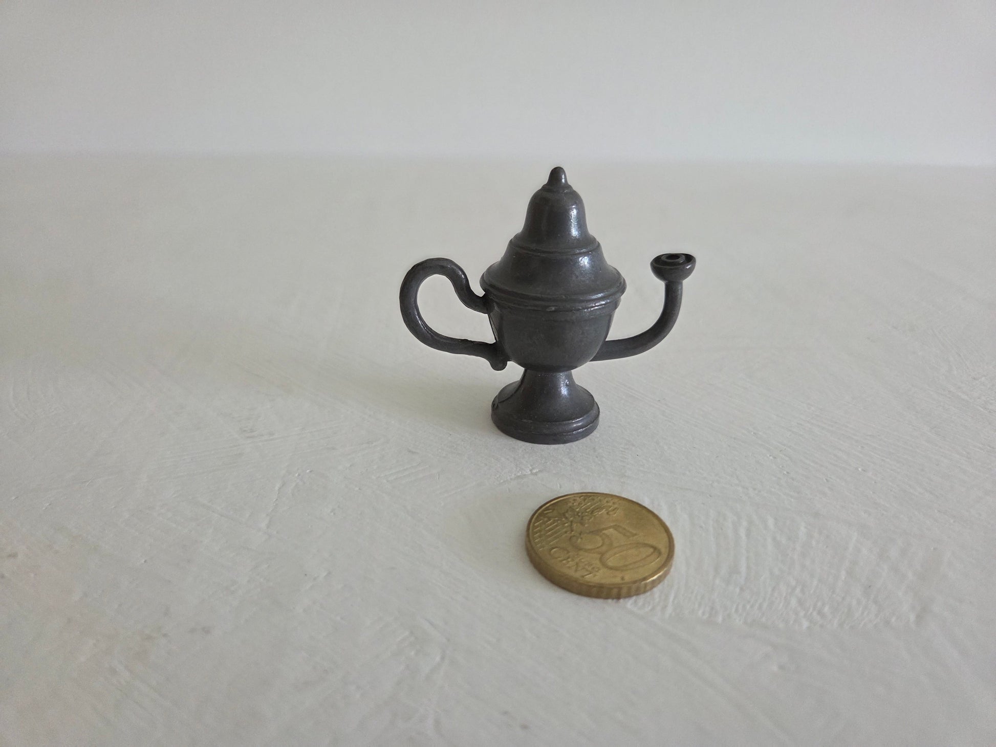 miniatuur tinnen olielampje met deksel