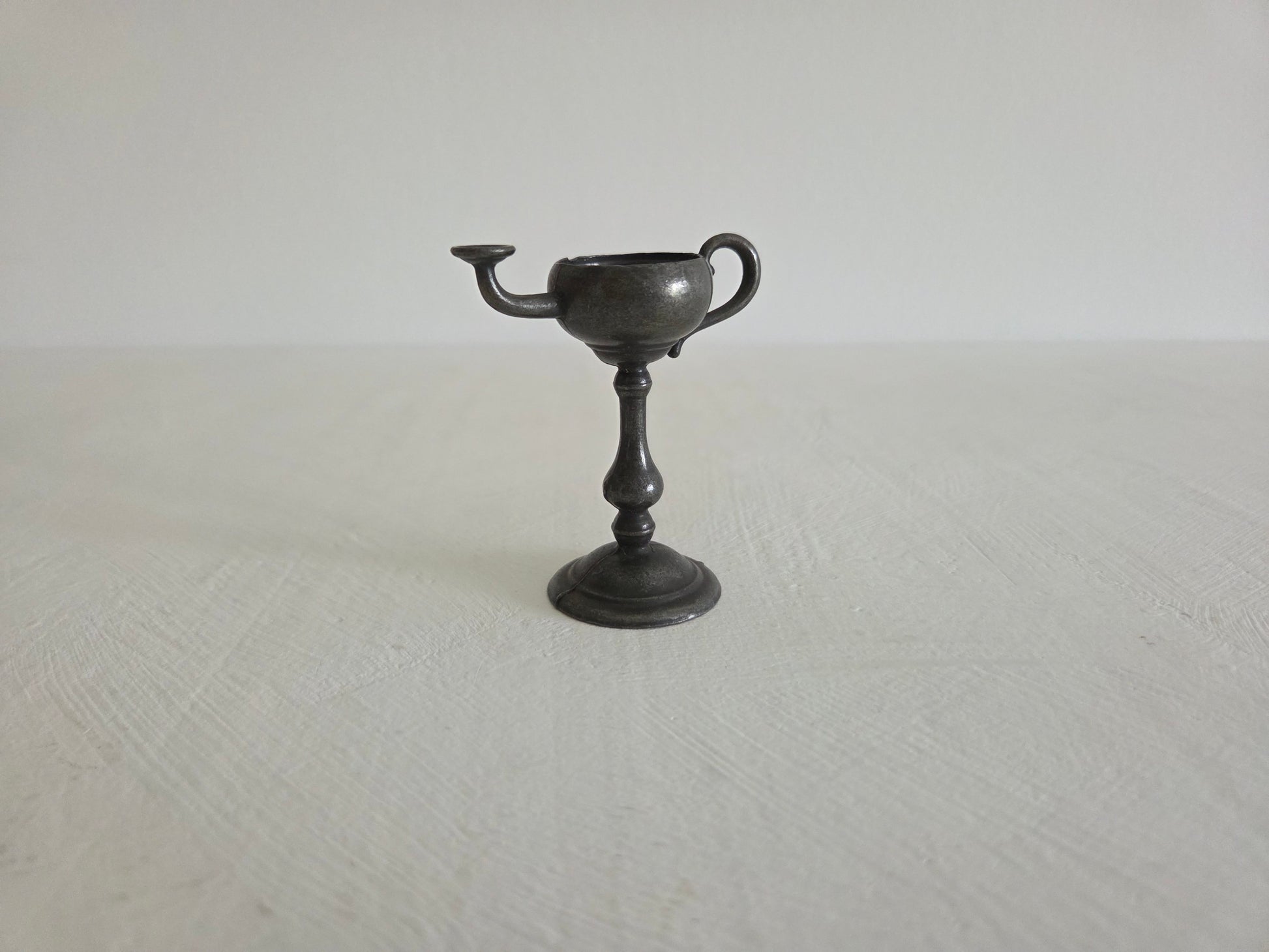 miniatuur tinnen olielampje met ronde voet