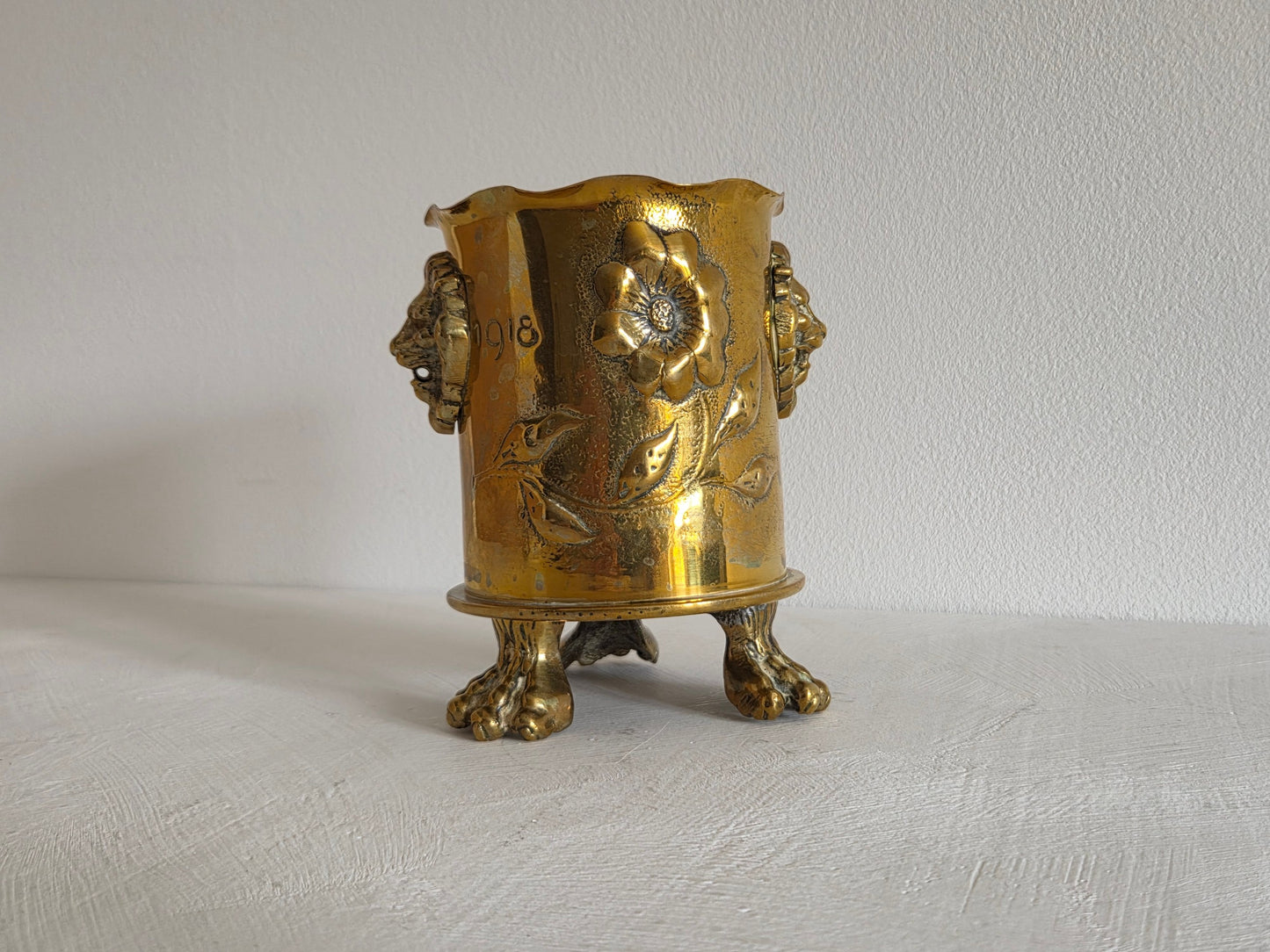 trench art beker leeuwenpoten leeuwenkoppen messing