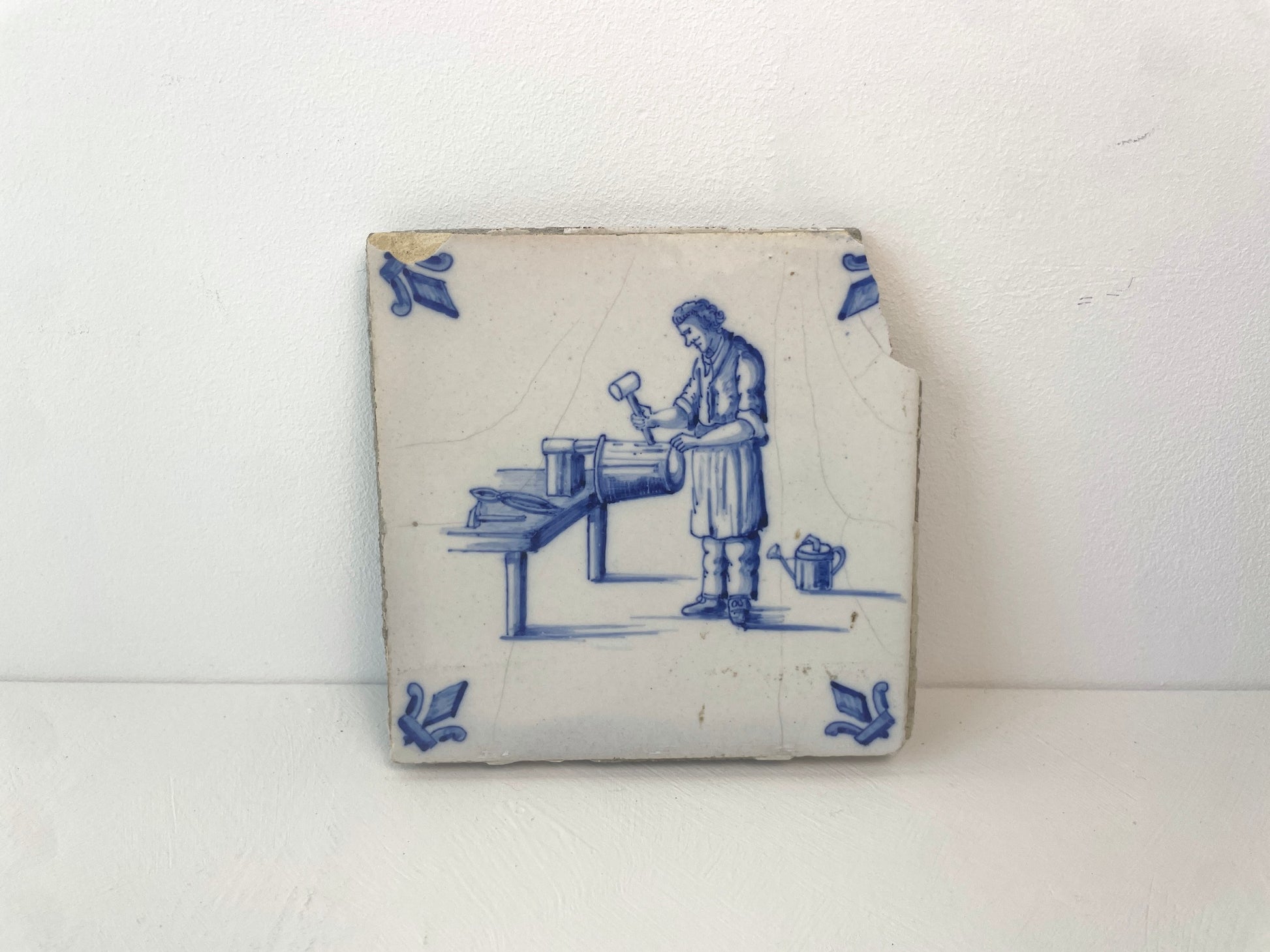 Antiek Delfts blauw tegeltje met koperslager uit de 19e eeuw