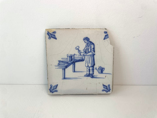 Antiek Delfts blauw tegeltje met koperslager uit de 19e eeuw