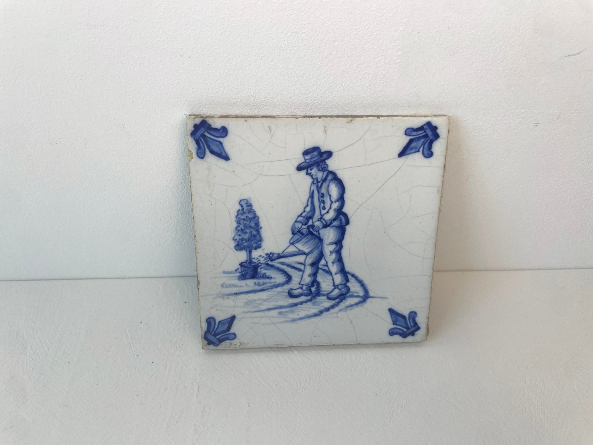 Antiek Delfts blauw tegeltje met tuinman uit de 19e eeuw