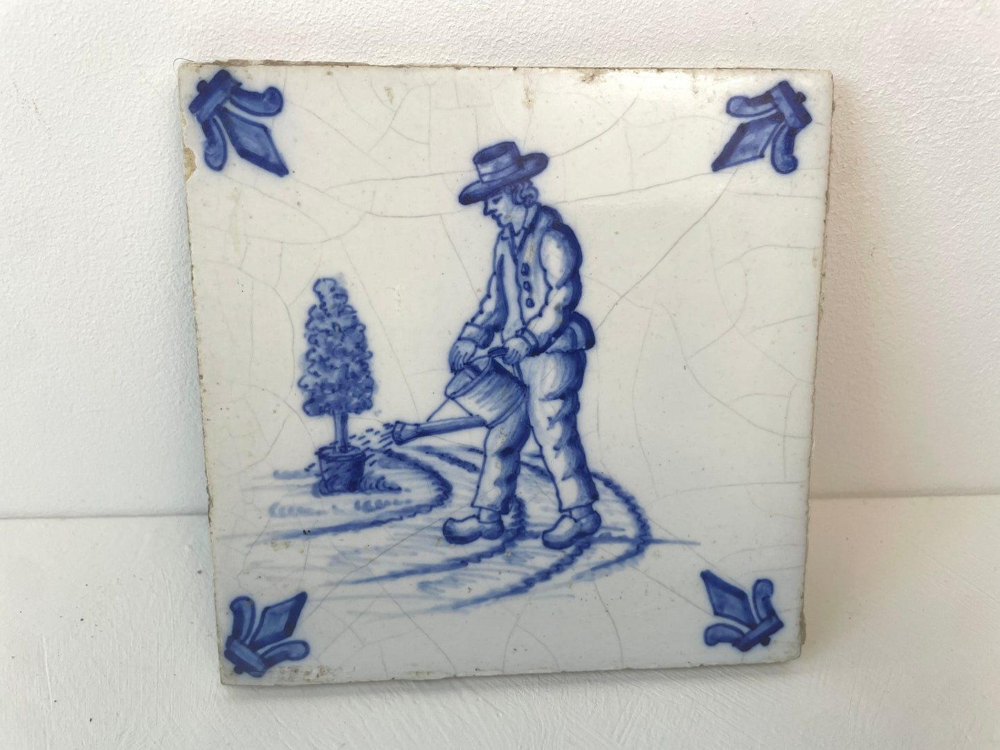 Keramieken tegeltje met handgeschilderde tuinman