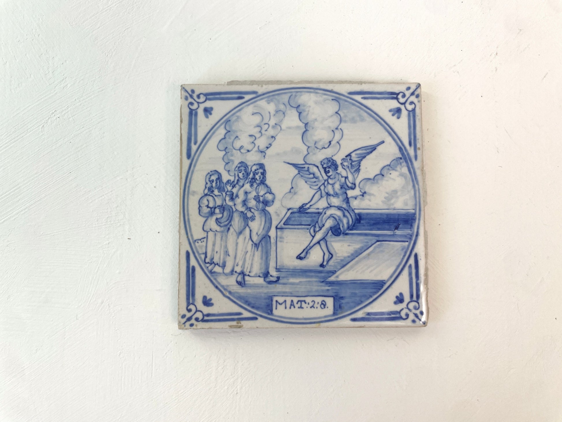 Antieke bijbeltegel met Mattheüs 2:8 en drie wijzen