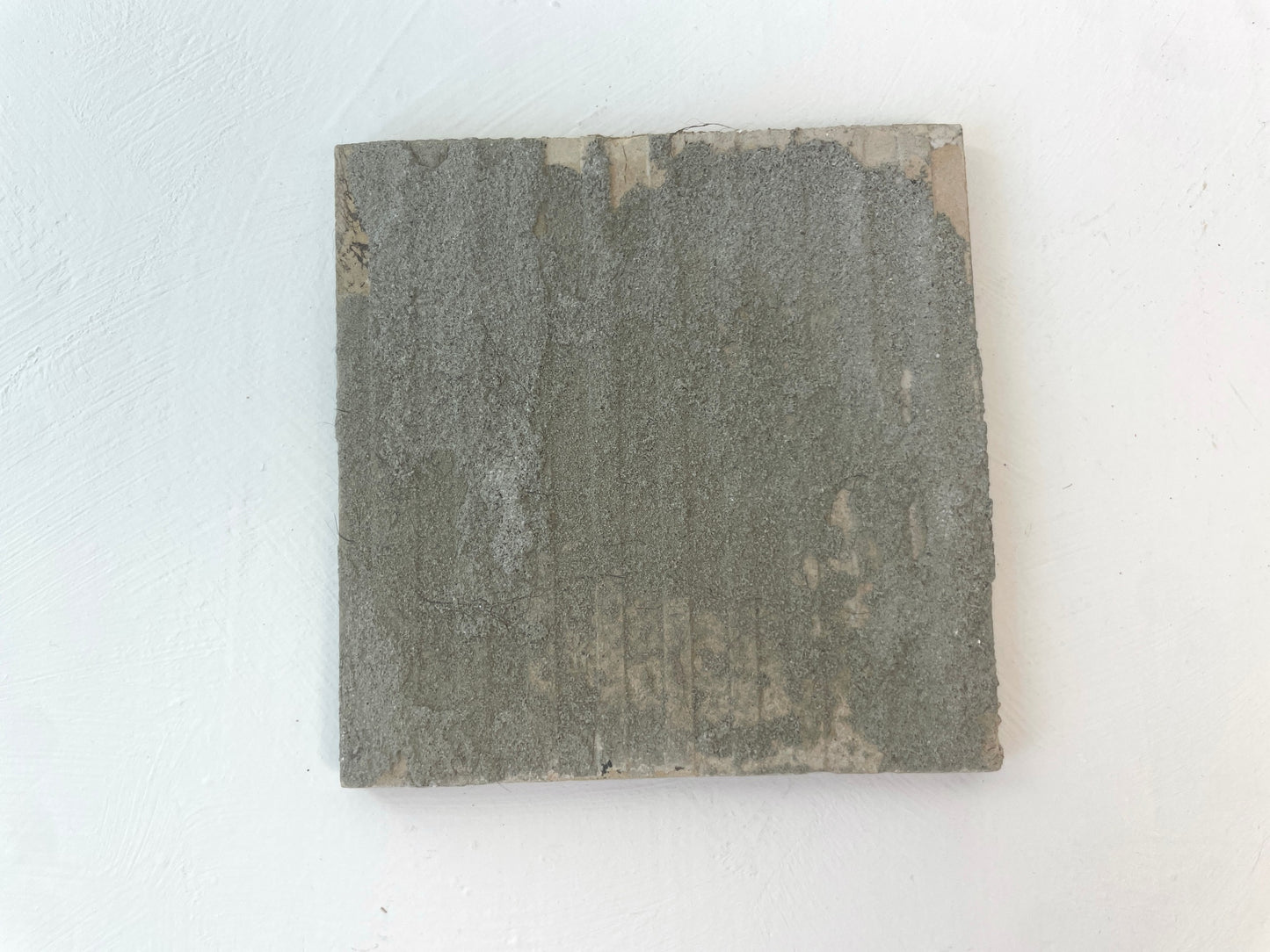 Antieke bijbeltegel met Adam en Eva uit Genesis 2:25