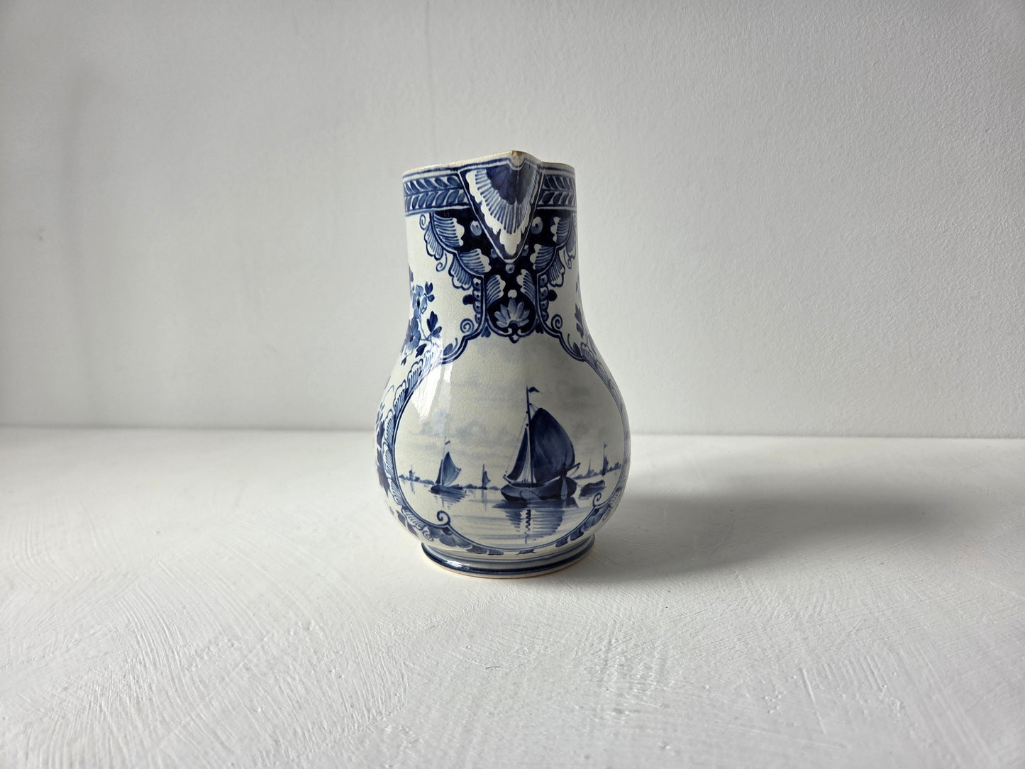 kleine schenkkan met maritiem tafereel