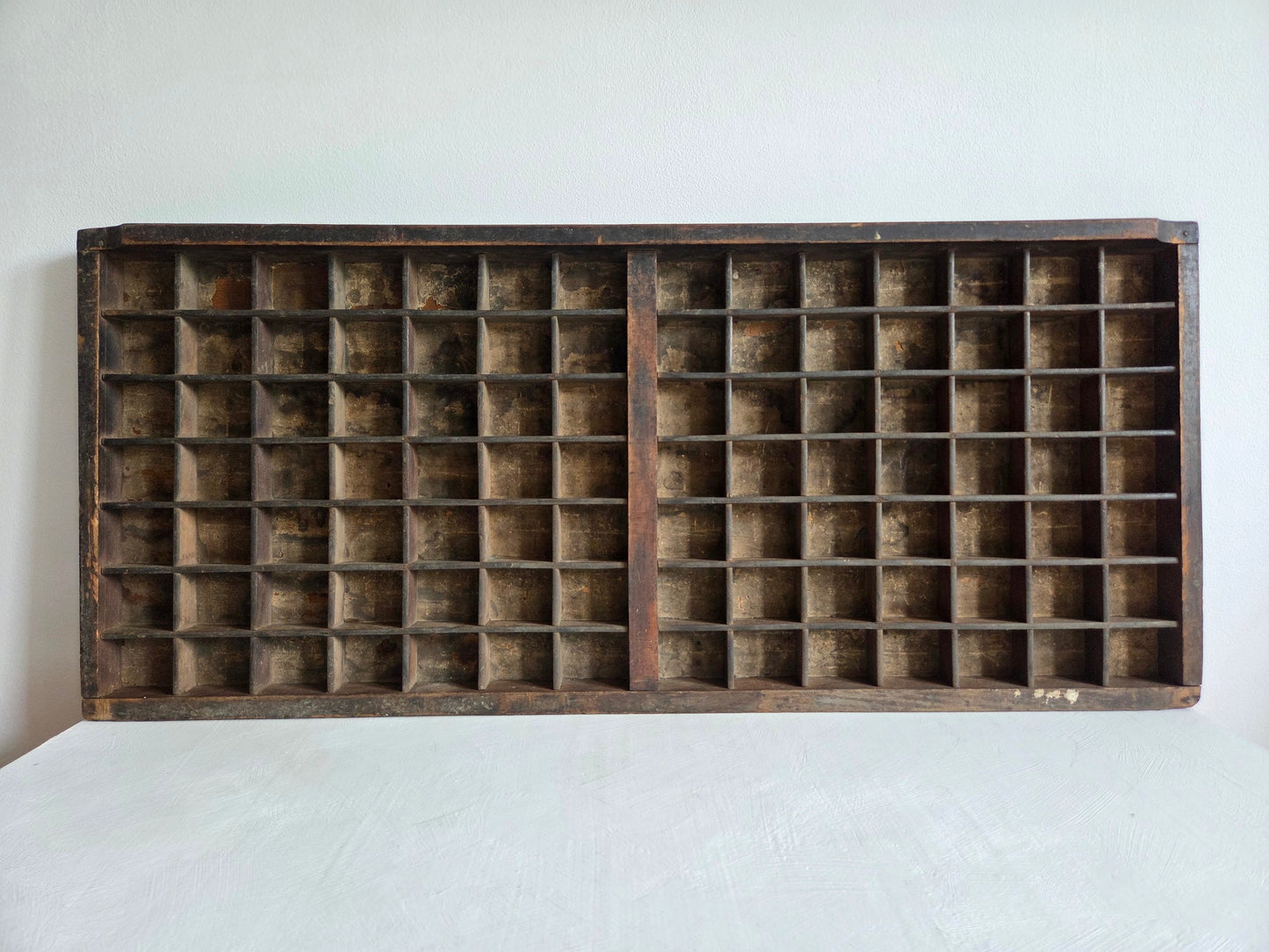 antieke drukkerijbak 98 vakjes donker hout wandmontage