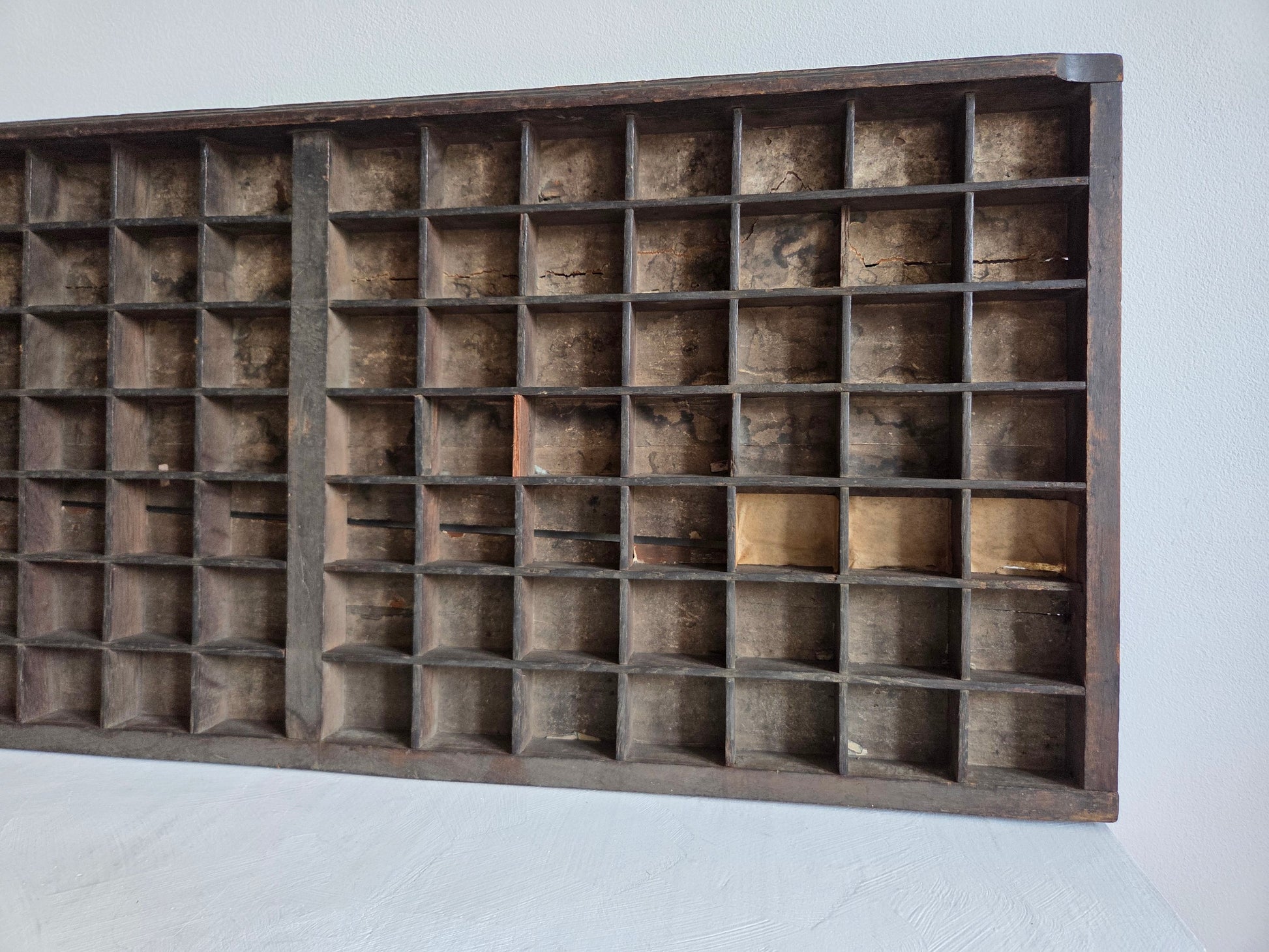 antieke letterbak 98 vakjes bijna zwart hout drukkerij