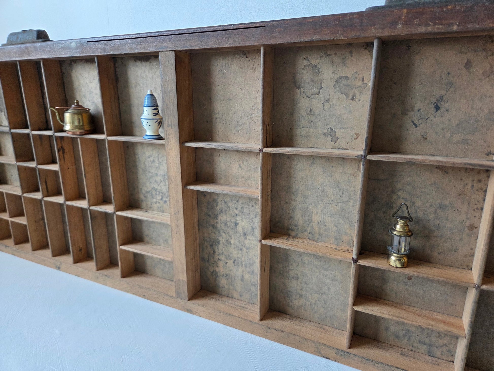 houten letterbak donker versleten drukkerij handgrepen