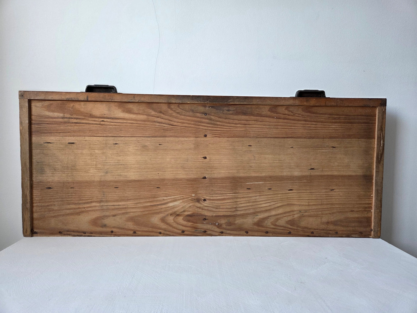 houten letterbak licht hout twee metalen handgrepen gleuf