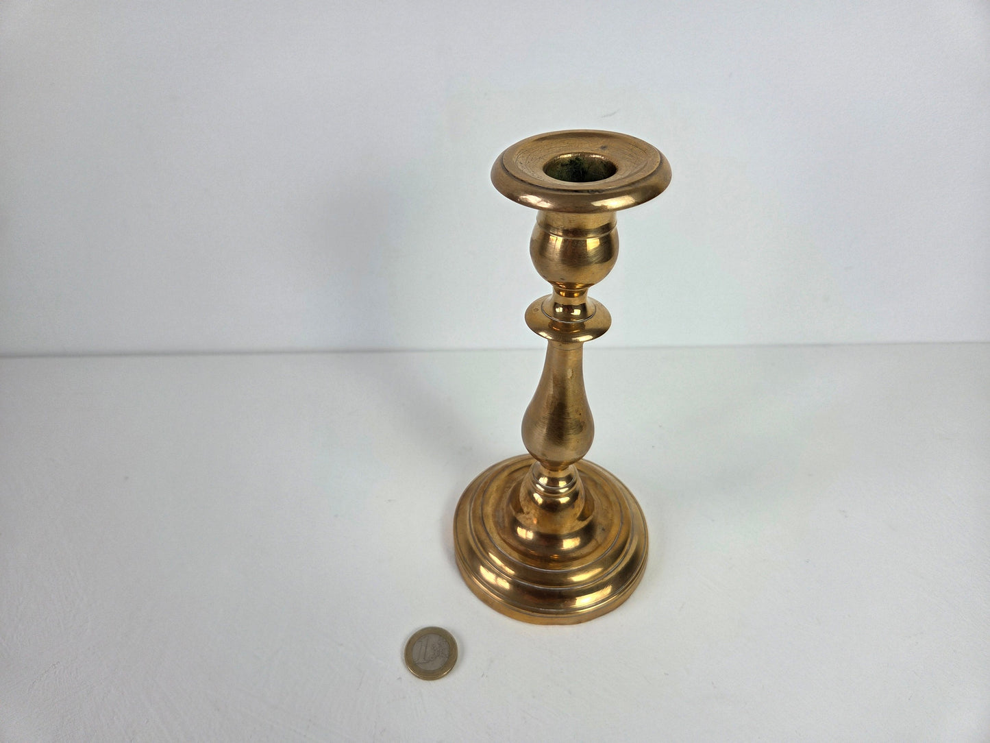 oude kandelaar van massief messing