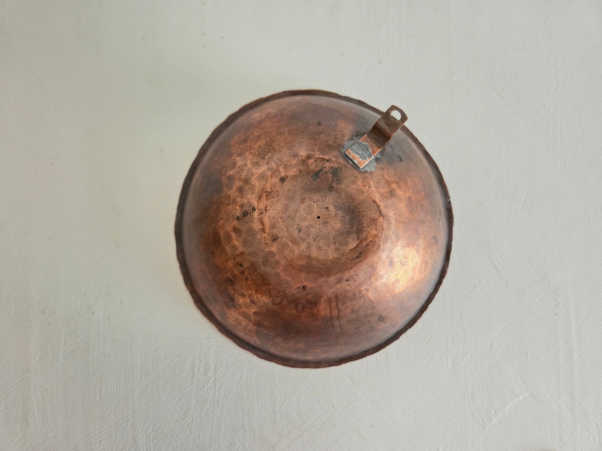 gehamerde kom koper patina metalen ophangbeugel