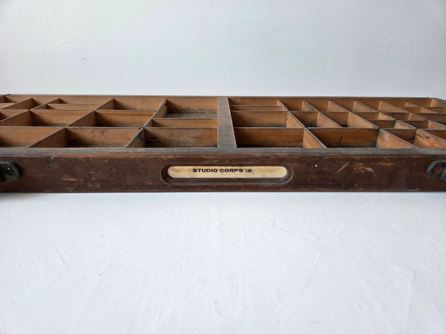 houten drukkerijletterbak 43 vakjes ijzeren handvatten
