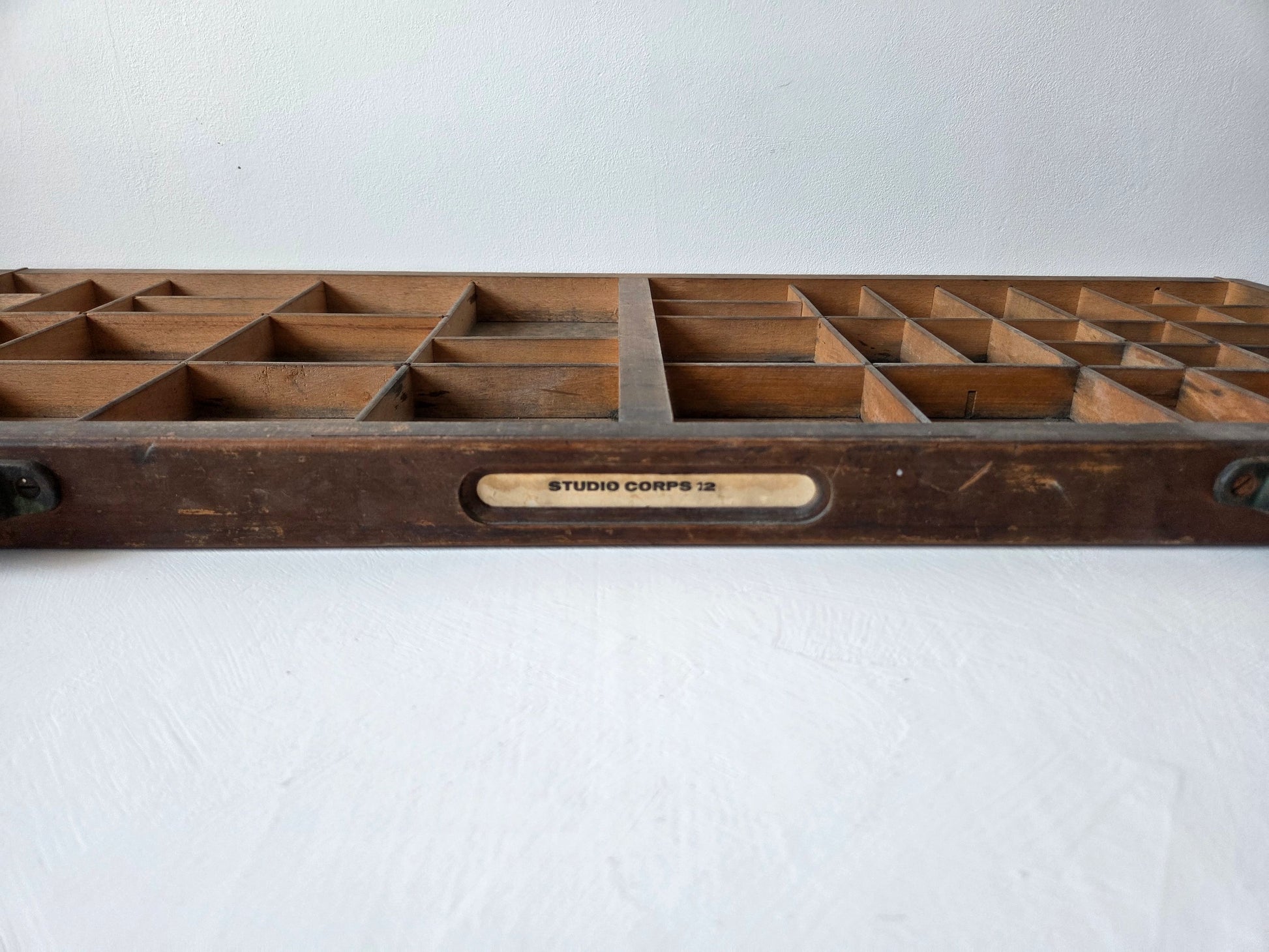 houten drukkerijletterbak 43 vakjes ijzeren handvatten