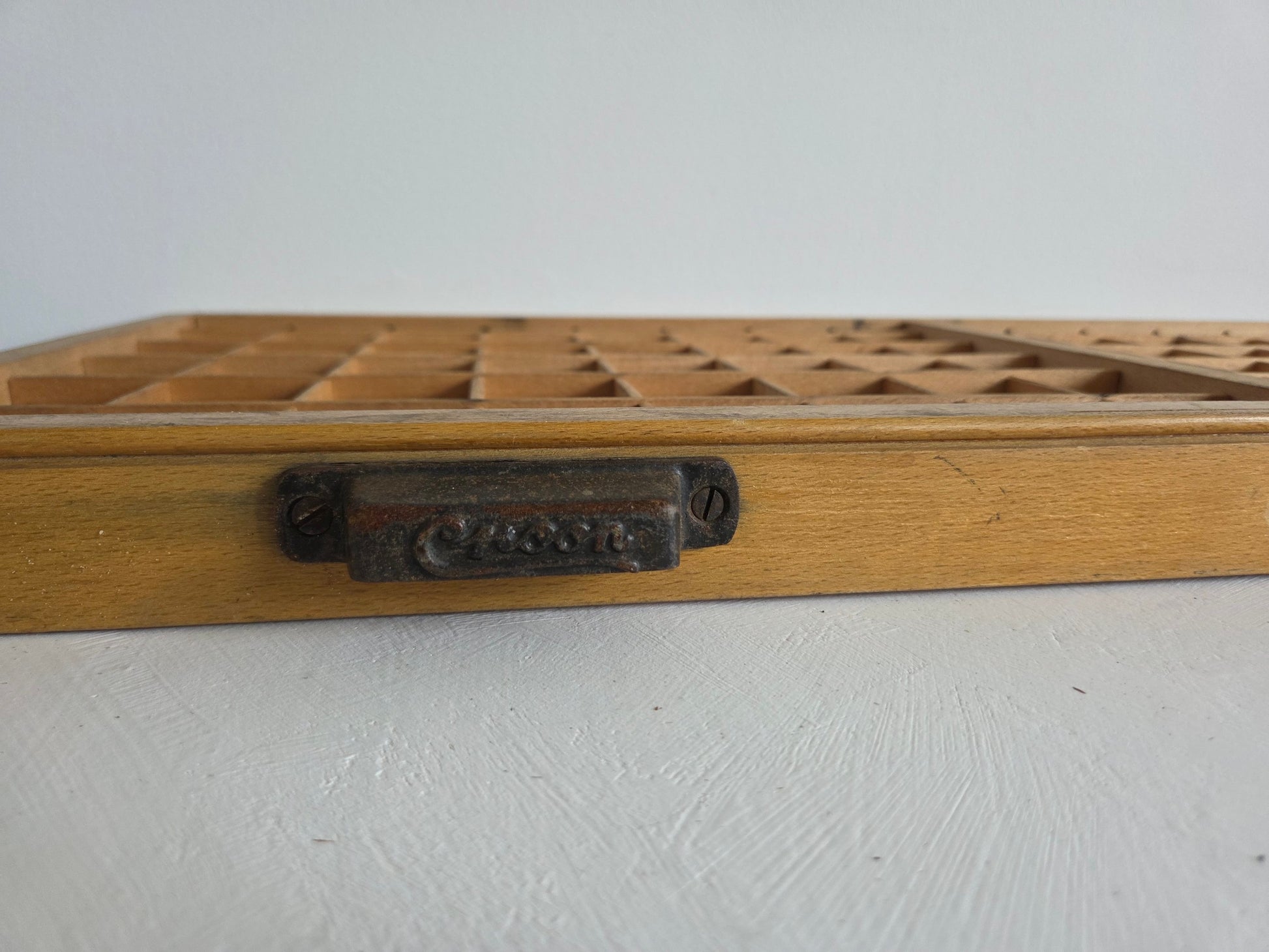 houten drukletterbak 154 vakjes beletterde bodems