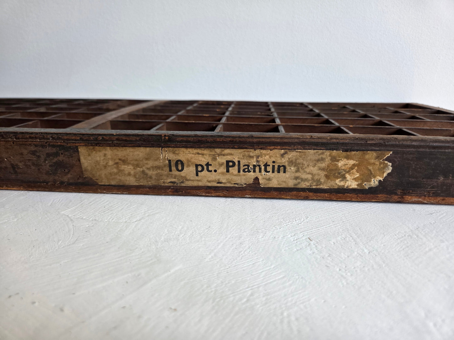 antieke houten letterbak 98 vakjes zware slijtage