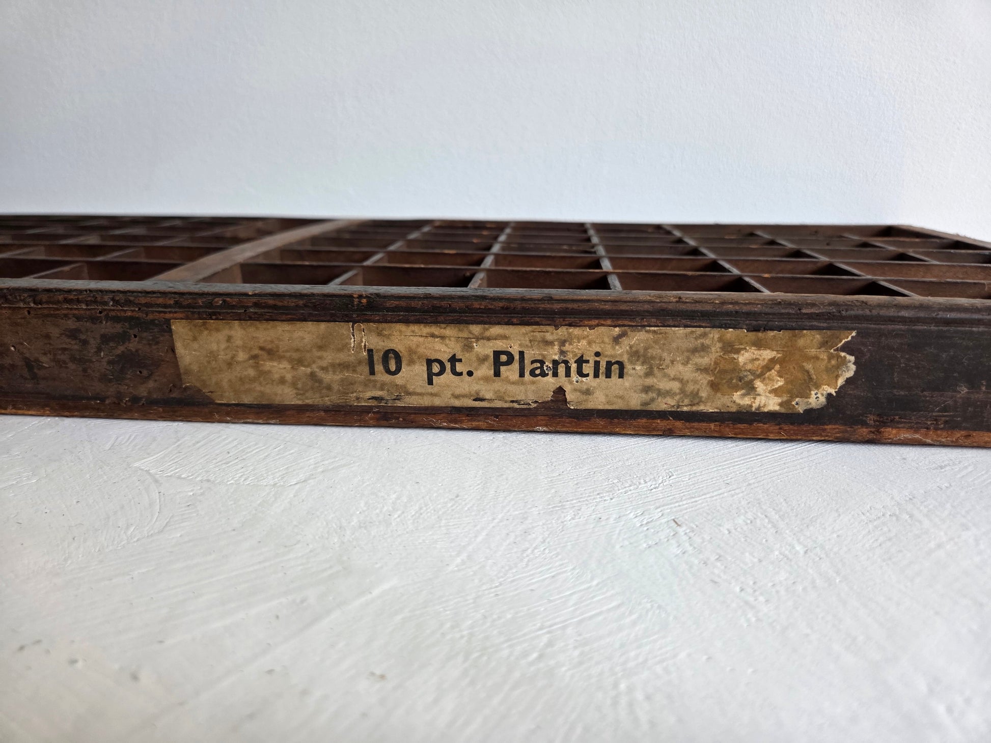 antieke houten letterbak 98 vakjes zware slijtage