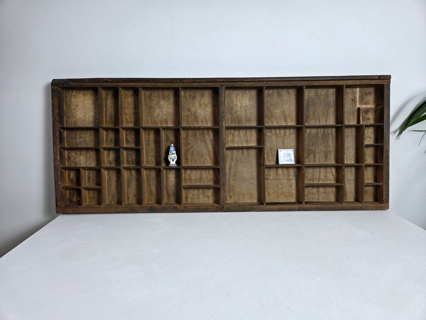 houten drukkerijletterbak met 43 vakjes