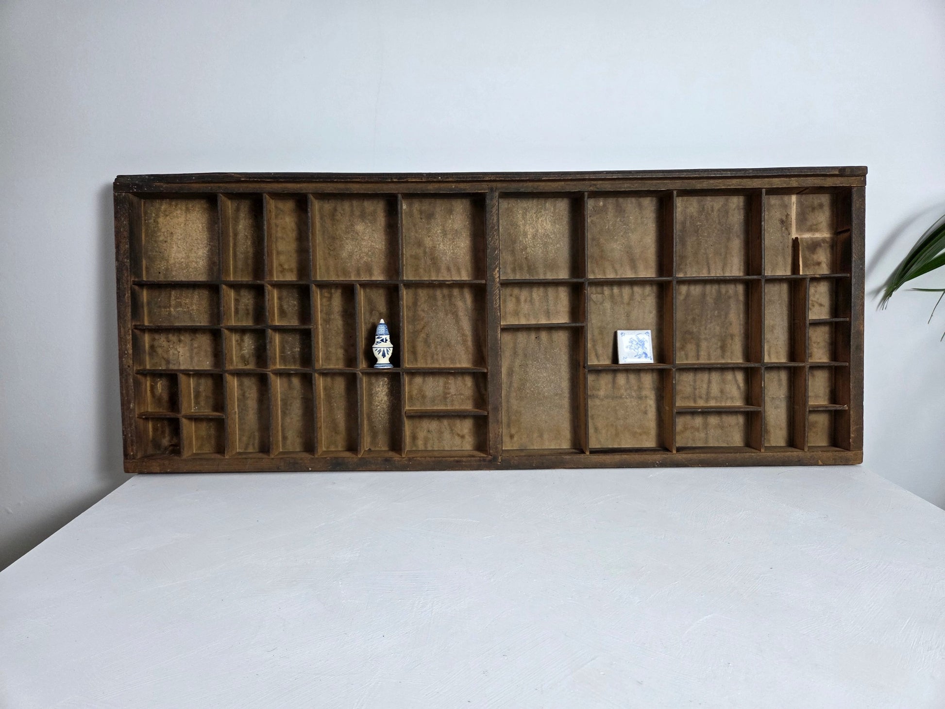 houten drukkerijletterbak met 43 vakjes