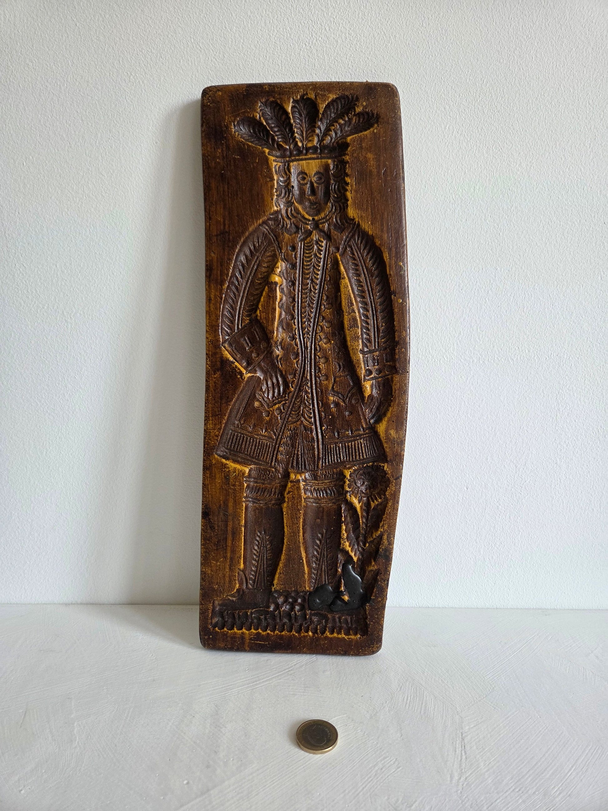 houten speculaasplank man met vederhoed gesneden figuur