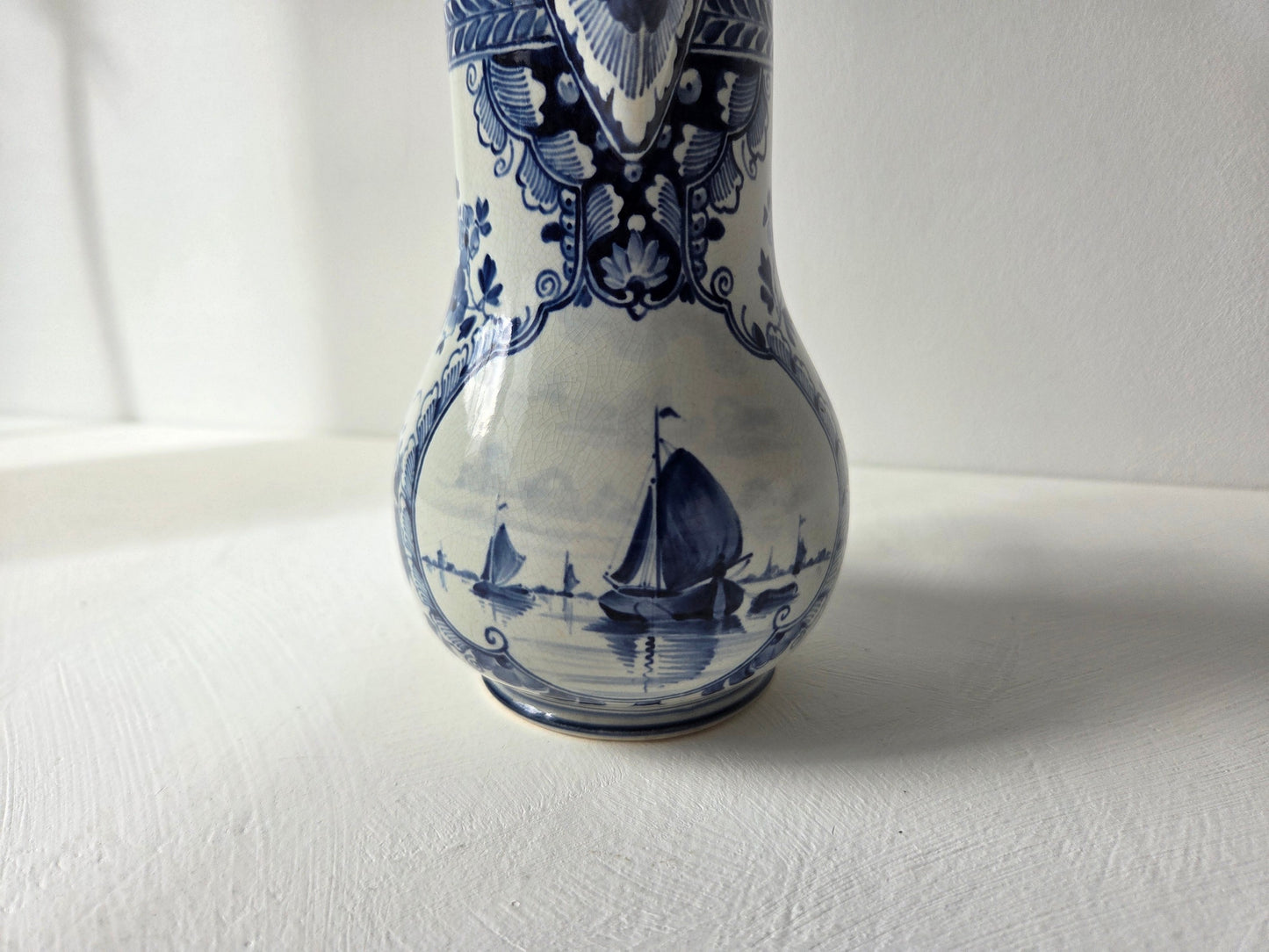 antieke Delfts blauwe kan met zeilschepen