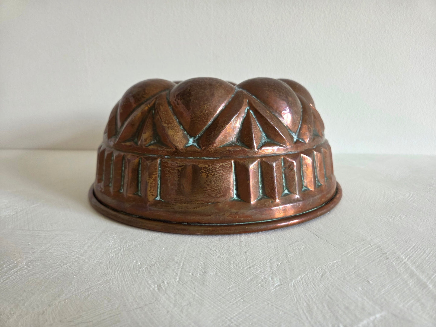 grote koperen tulbandvorm bolletjesreliëf patina