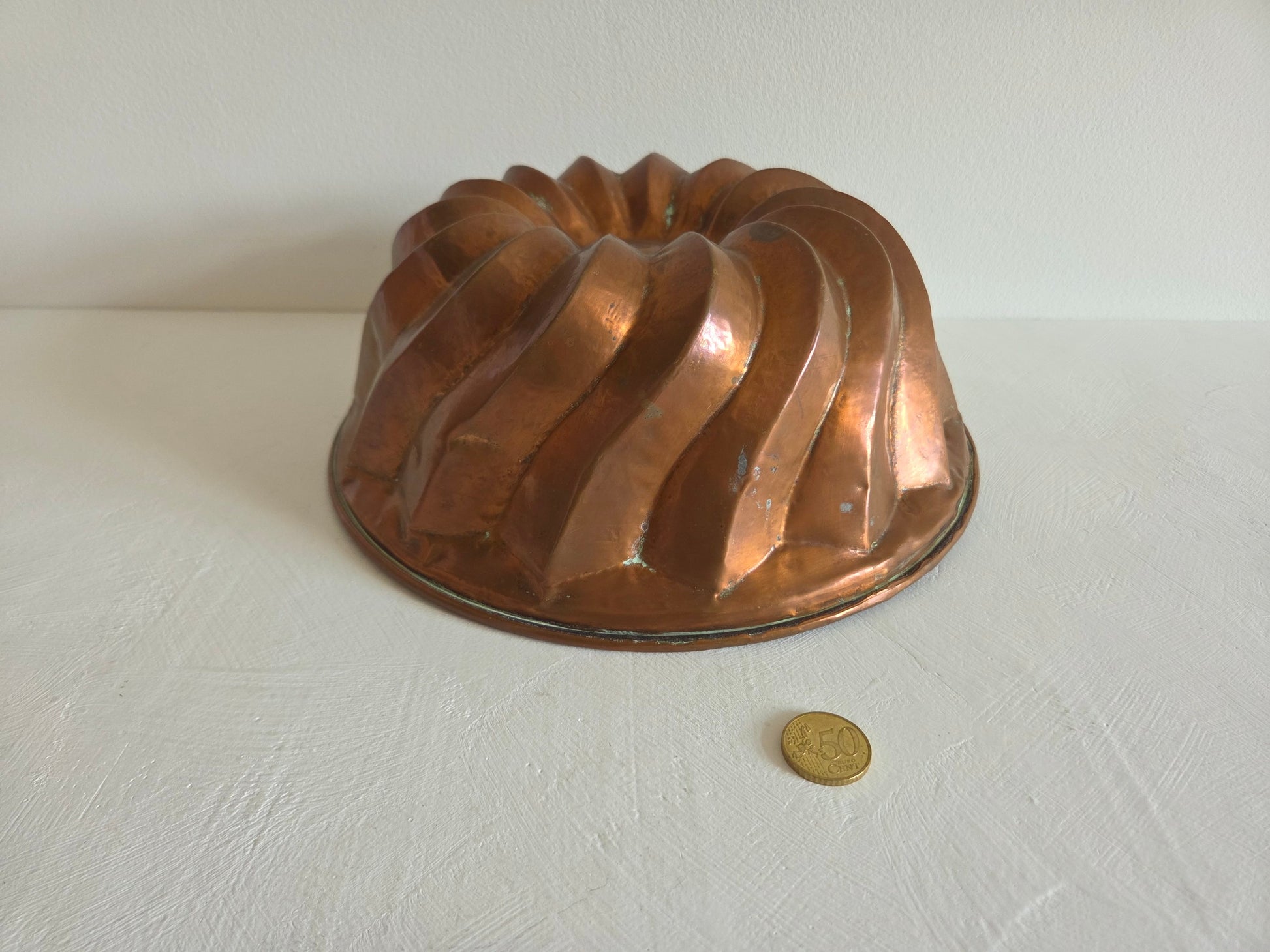 grote antieke koperen tulbandvorm spiraalreliëf patina
