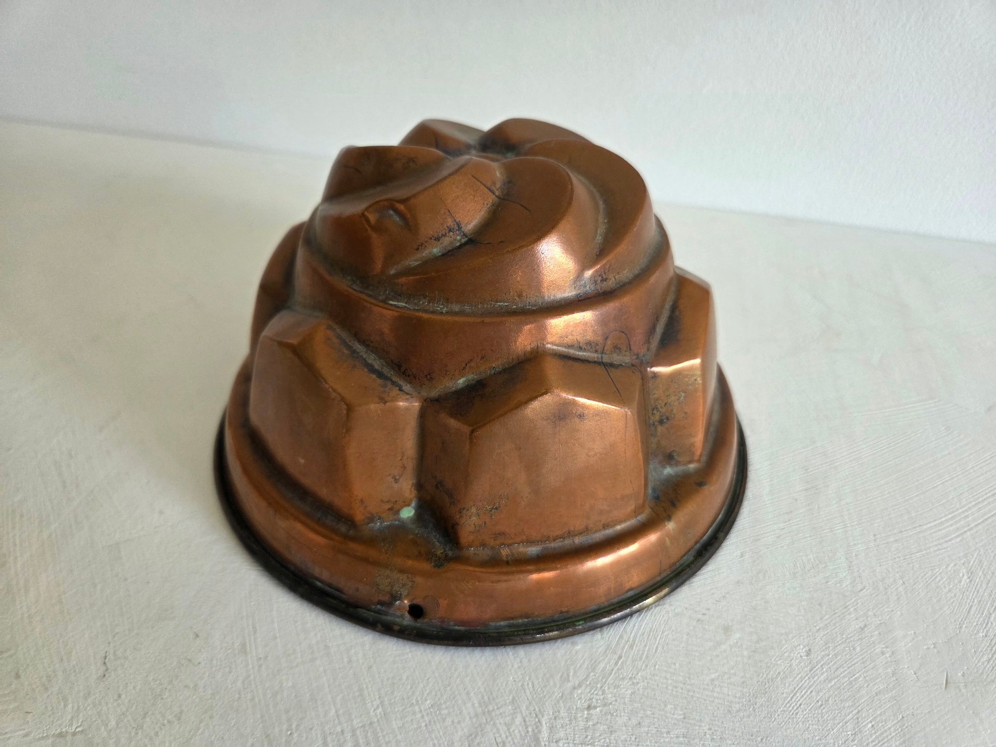 kleine koperen bakvorm met bloemmotief