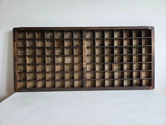antieke houten letterbak 98 vakjes flinke gebruikssporen