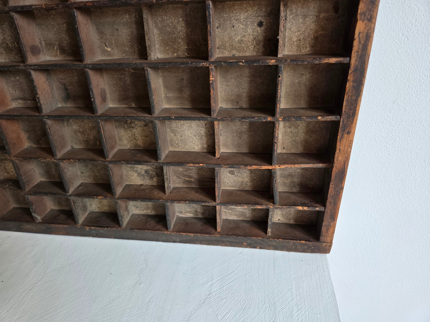 donkerbruine drukkerijletterbak hout intensief gebruikt