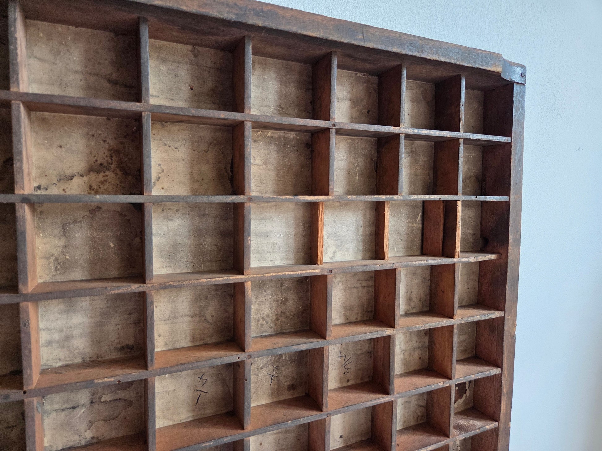 antieke letterbak hout potloodschrift vakjes slijtage