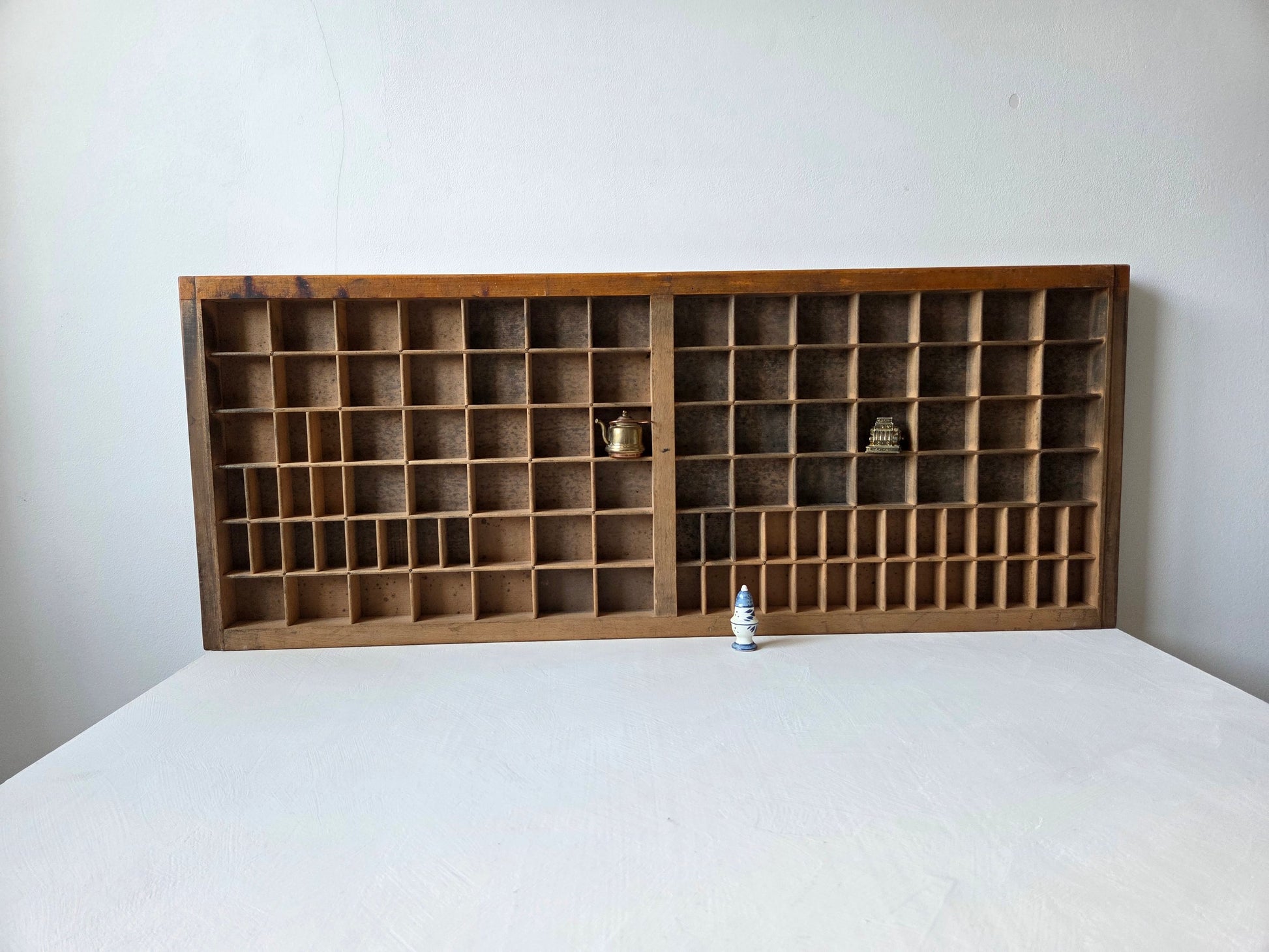 antieke drukkerij letterbak hout donker gebruikssporen