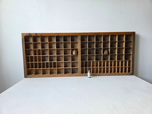 antieke drukkerij letterbak hout donker gebruikssporen