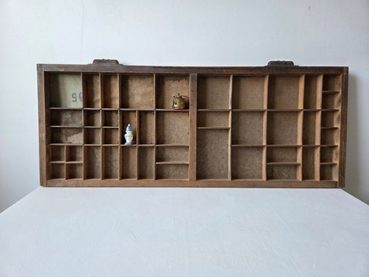 oude letterbak hout grote vakken drukkerij gebruikssporen