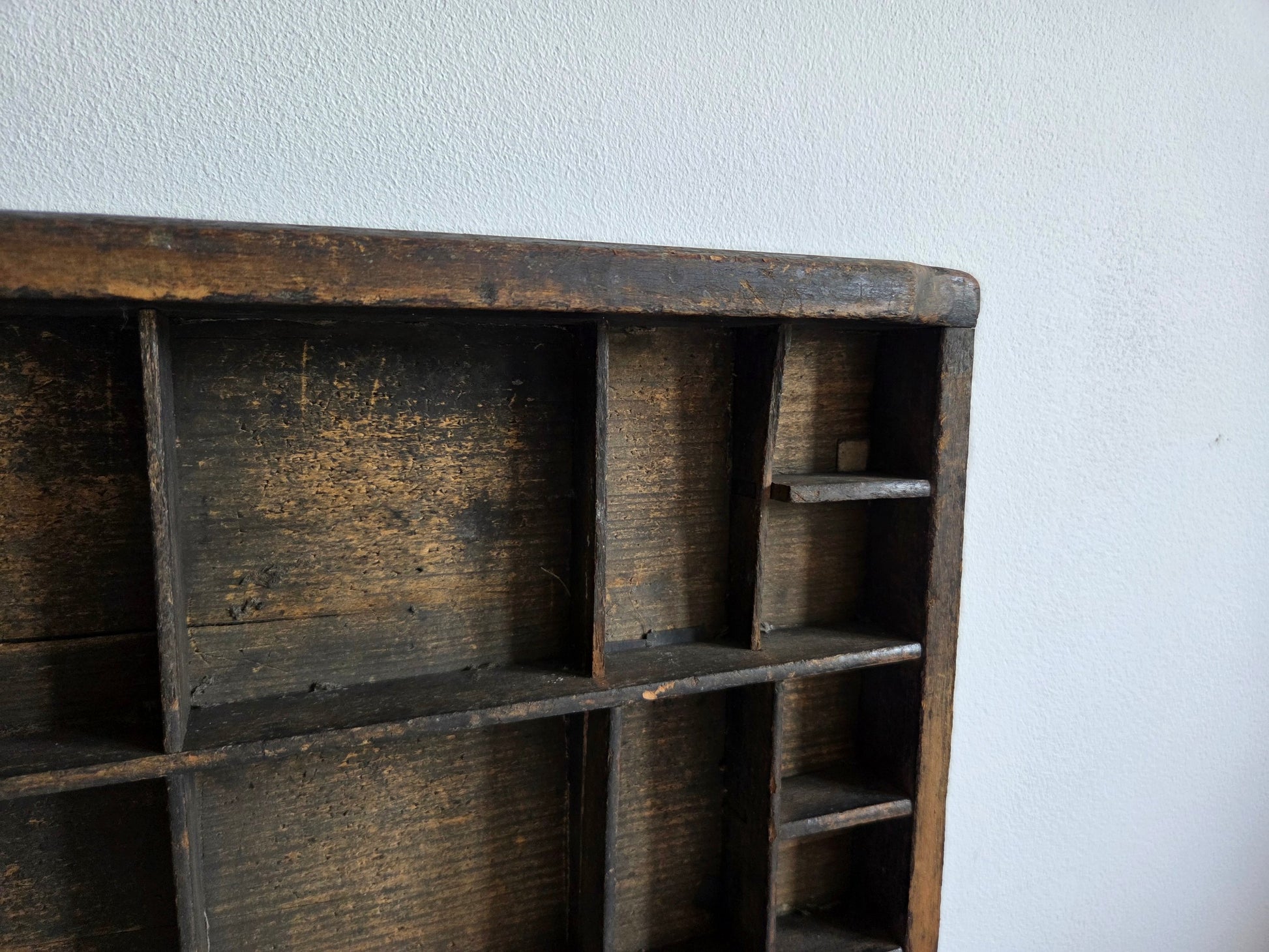 antieke letterbak 43 compartimenten donker hout slijtage