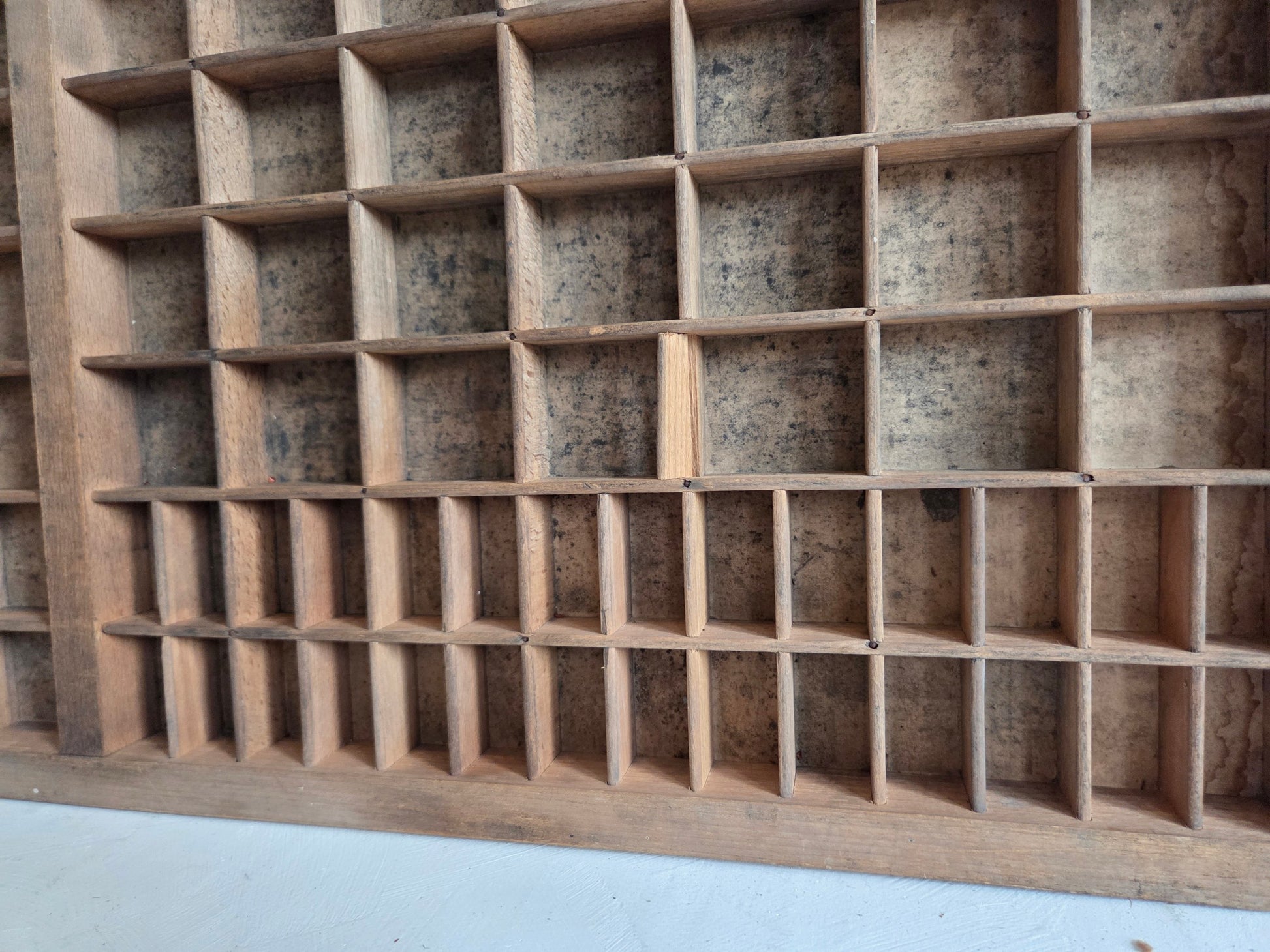 antieke drukletterbak donker hout gebruikssporen
