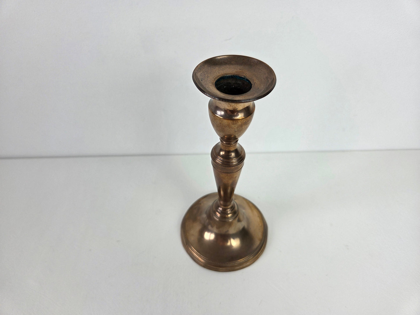 messing kandelaar met kaarsstoter