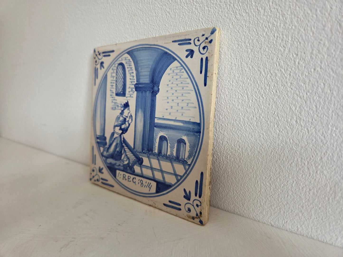 blauw witte bijbeltegel met koning salomo