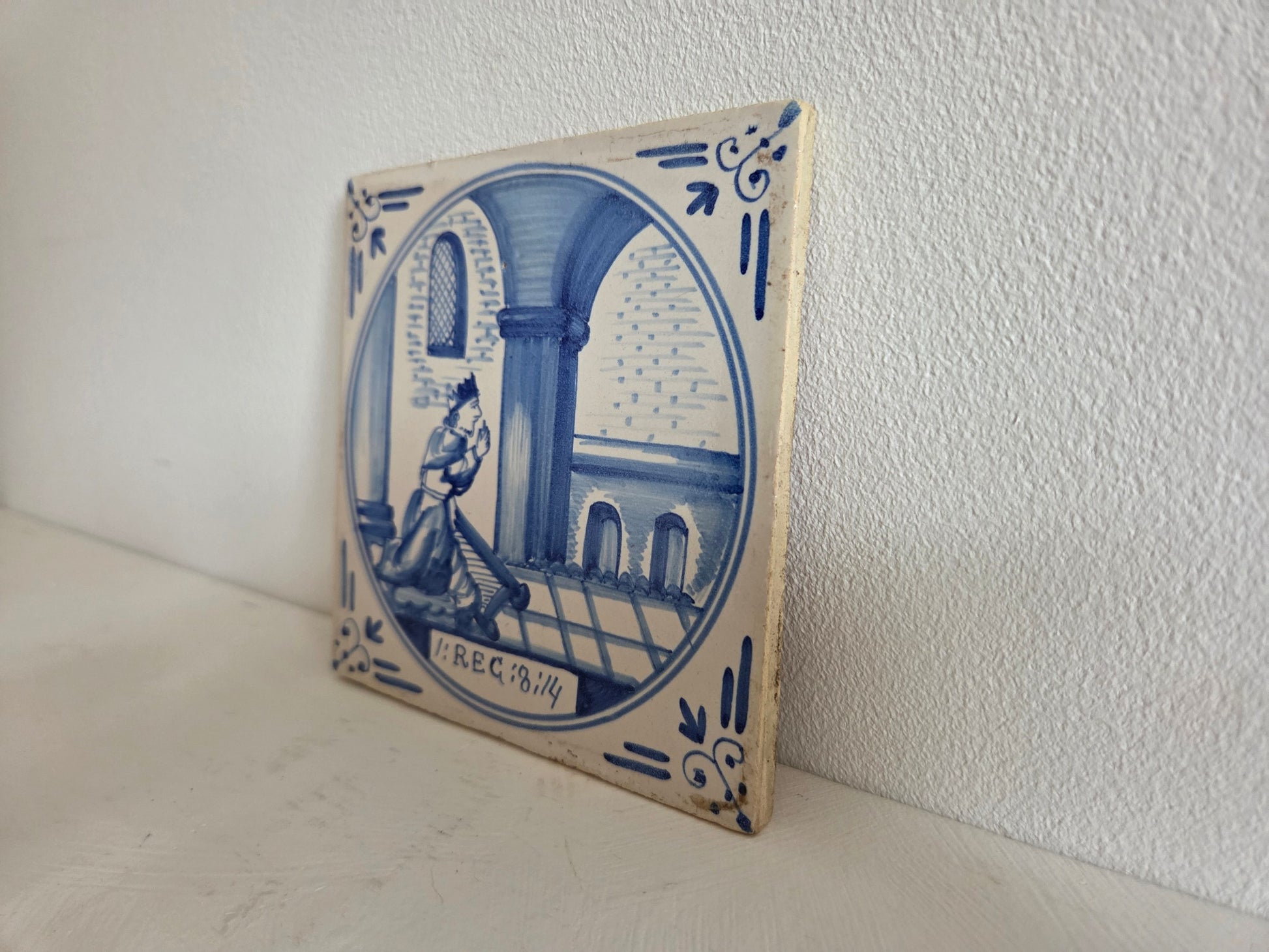 blauw witte bijbeltegel met koning salomo