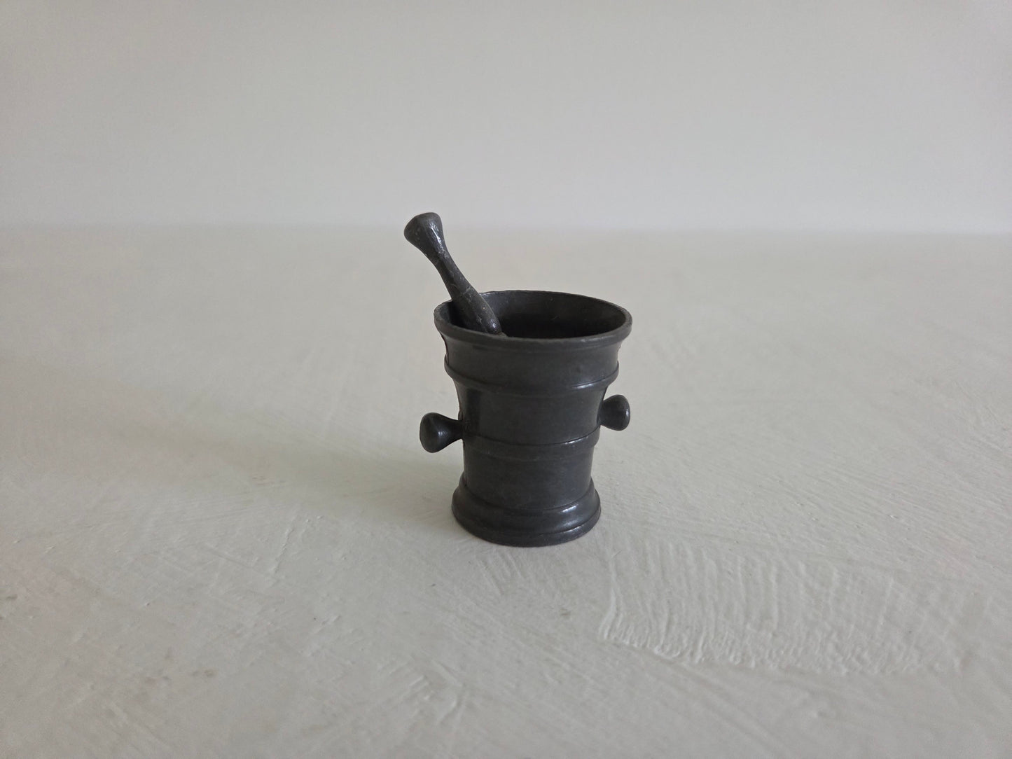 miniatuur tinnen vijzel met stamper